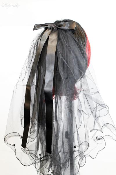 Gothic Tüllschleier „Dark Bride“ mit Perlen & Satinband